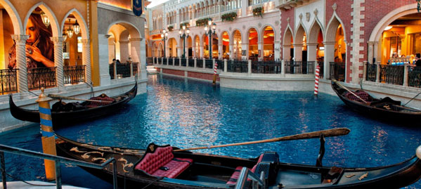 Serenata in gondola tour dei canali di Venezia